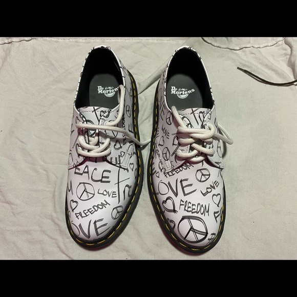 Dr. Martens: Script (Peace Love Freedom) - Picture 4 of 6